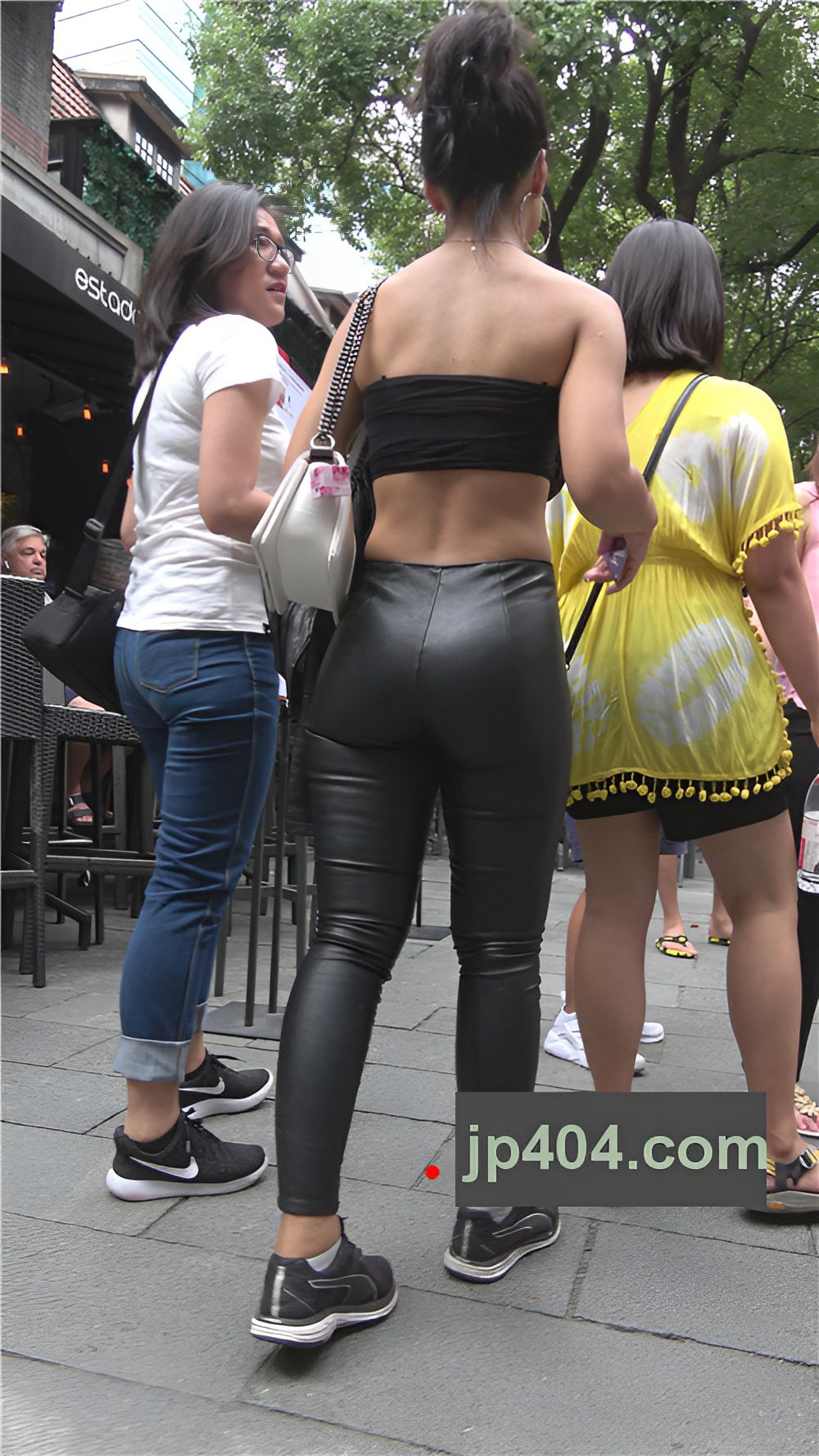 凉爽性感的皮裤小姐姐[1.26G/MP4]