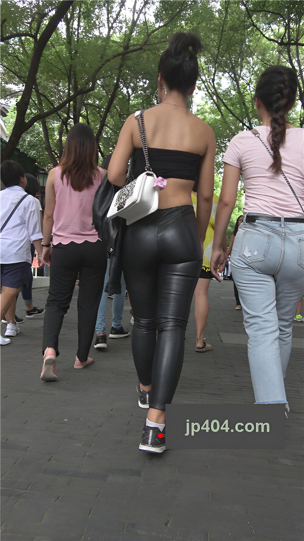 凉爽性感的皮裤小姐姐[1.26G/MP4]