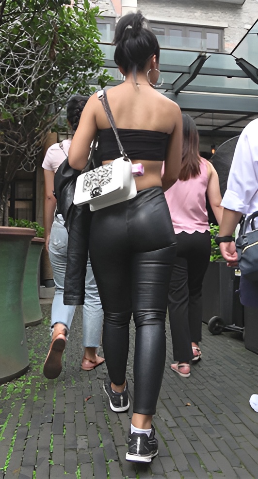 凉爽性感的皮裤小姐姐[1.26G/MP4]