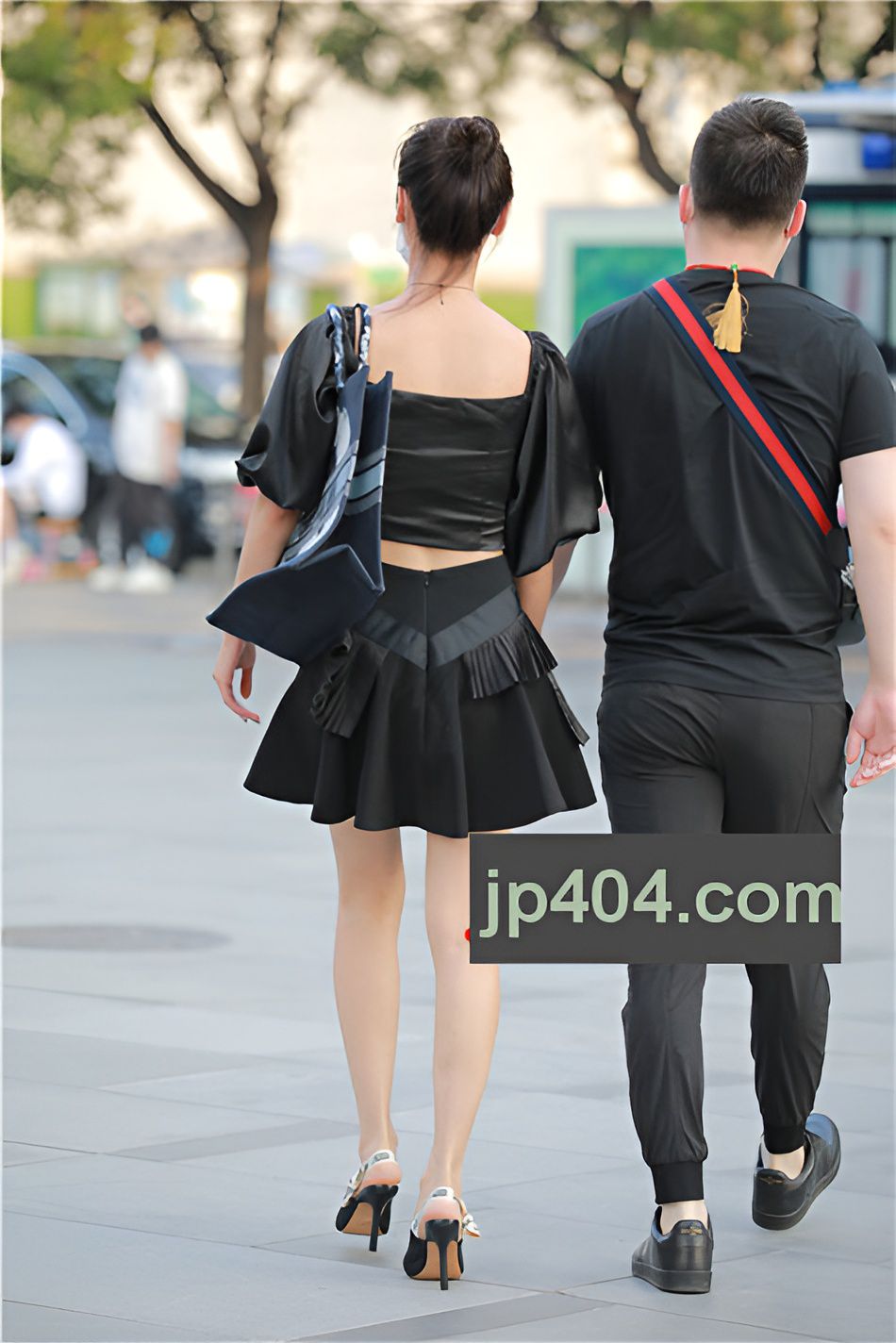 戴口罩的墨镜黑裙小姐姐【套图+视频】