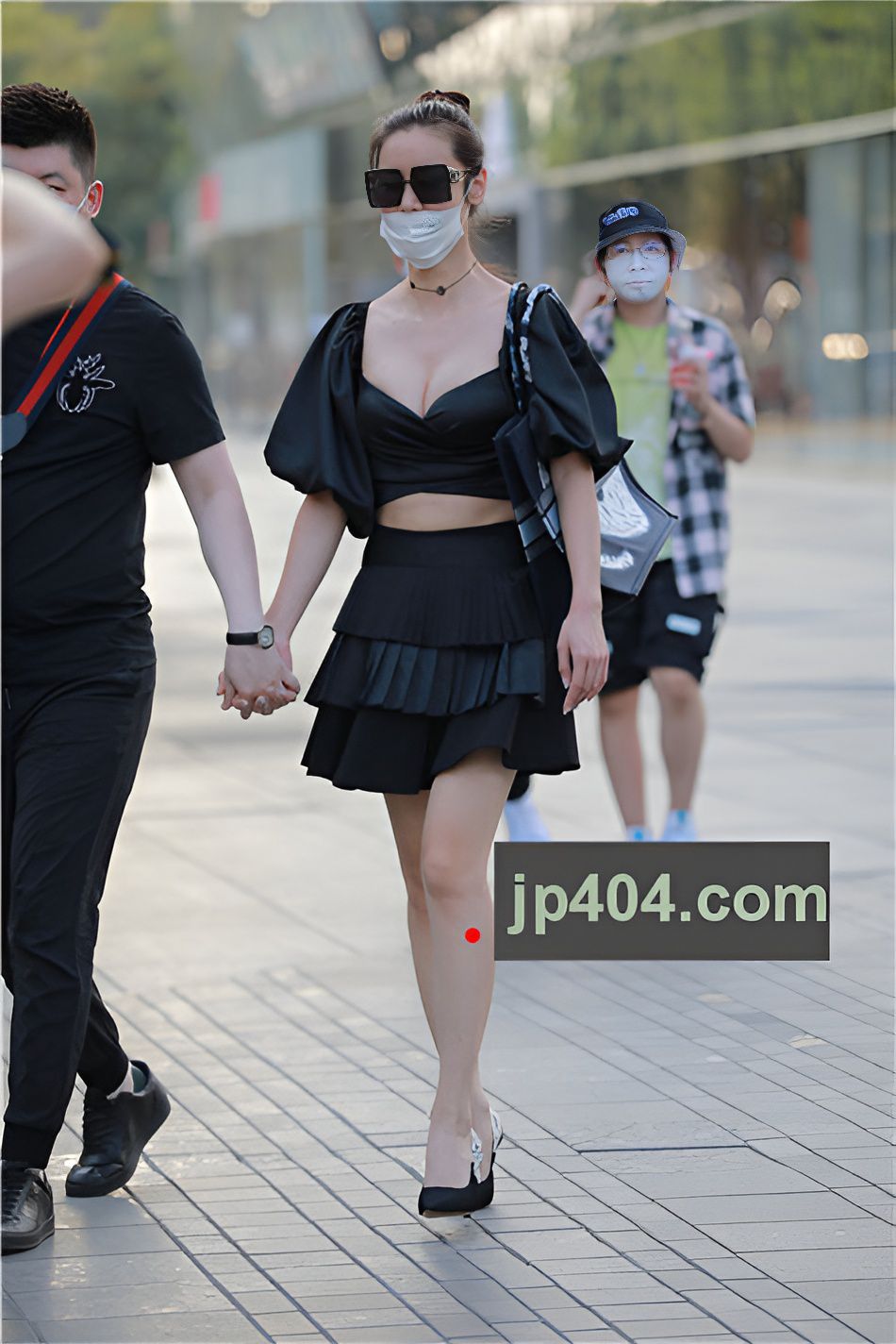 戴口罩的墨镜黑裙小姐姐【套图+视频】