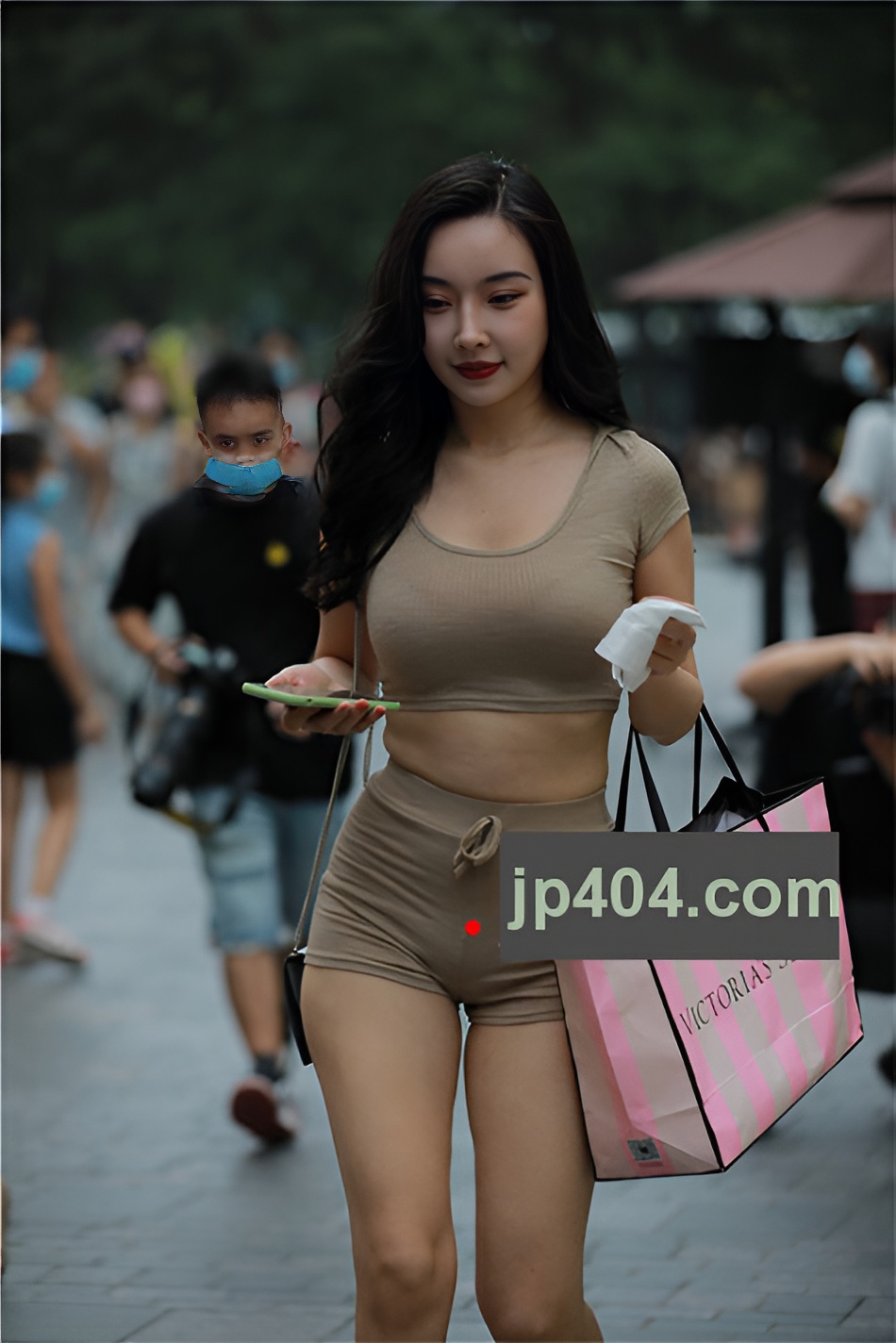 漂亮的紧身短裤美女【套图+视频】