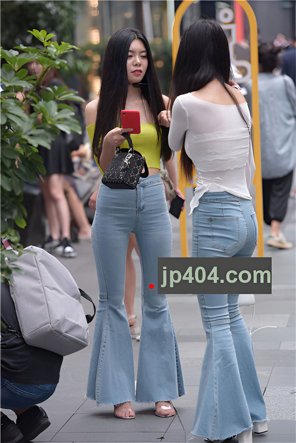 （套图）两个牛仔喇叭裤美女(67P)[1.36G/JPG]