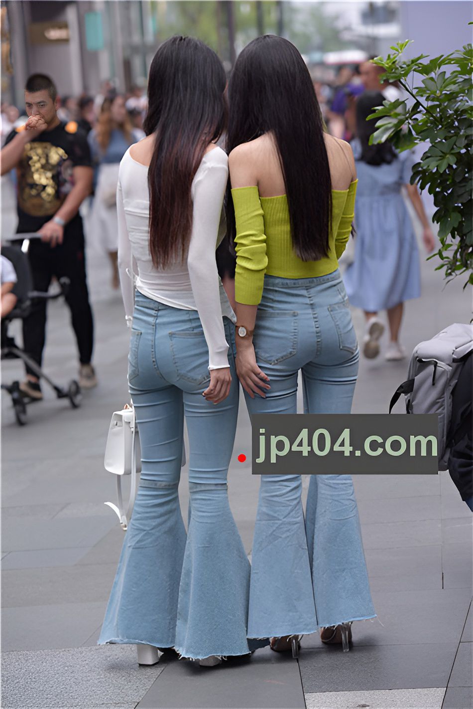（套图）两个牛仔喇叭裤美女(67P)[1.36G/JPG]