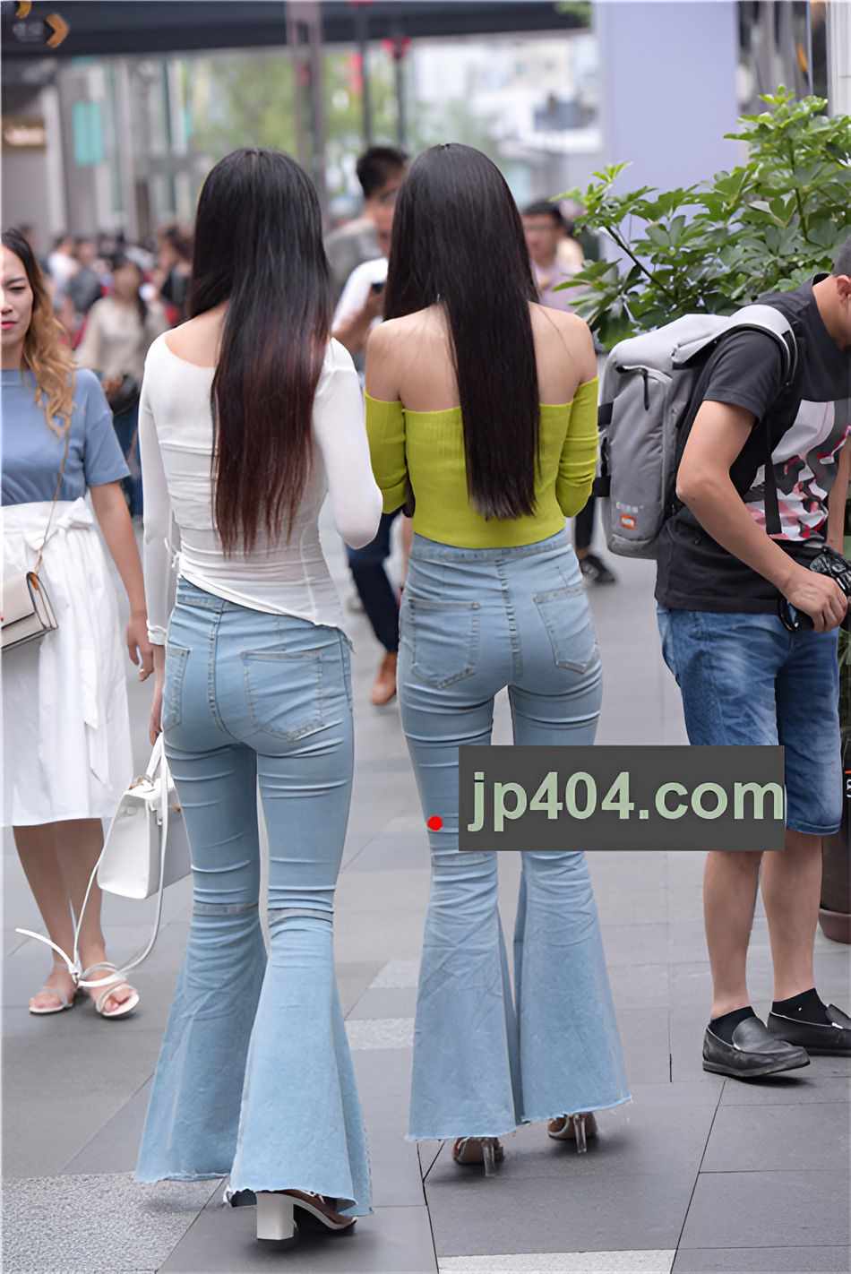 （套图）两个牛仔喇叭裤美女(67P)[1.36G/JPG]