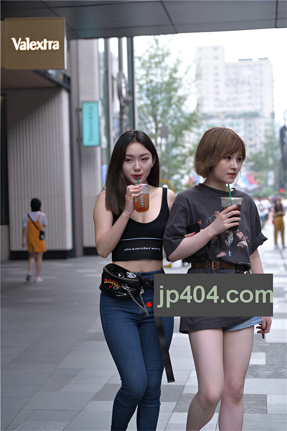 （套图）漂亮的牛仔紧身美女(61P)[1.08G/JPG]