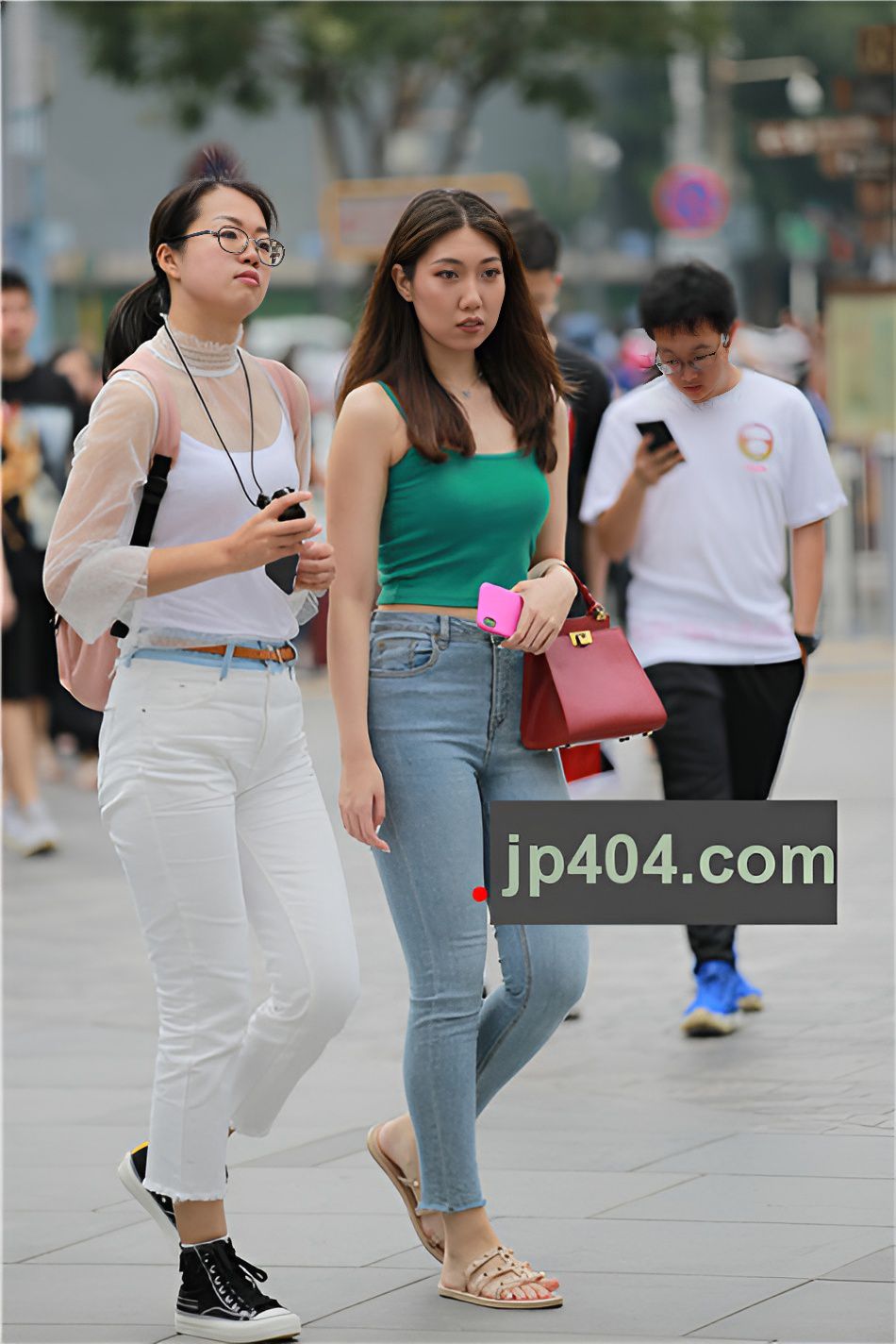 （套图）漂亮的丰腴牛仔吊带美女(41P)[193M/JPG]