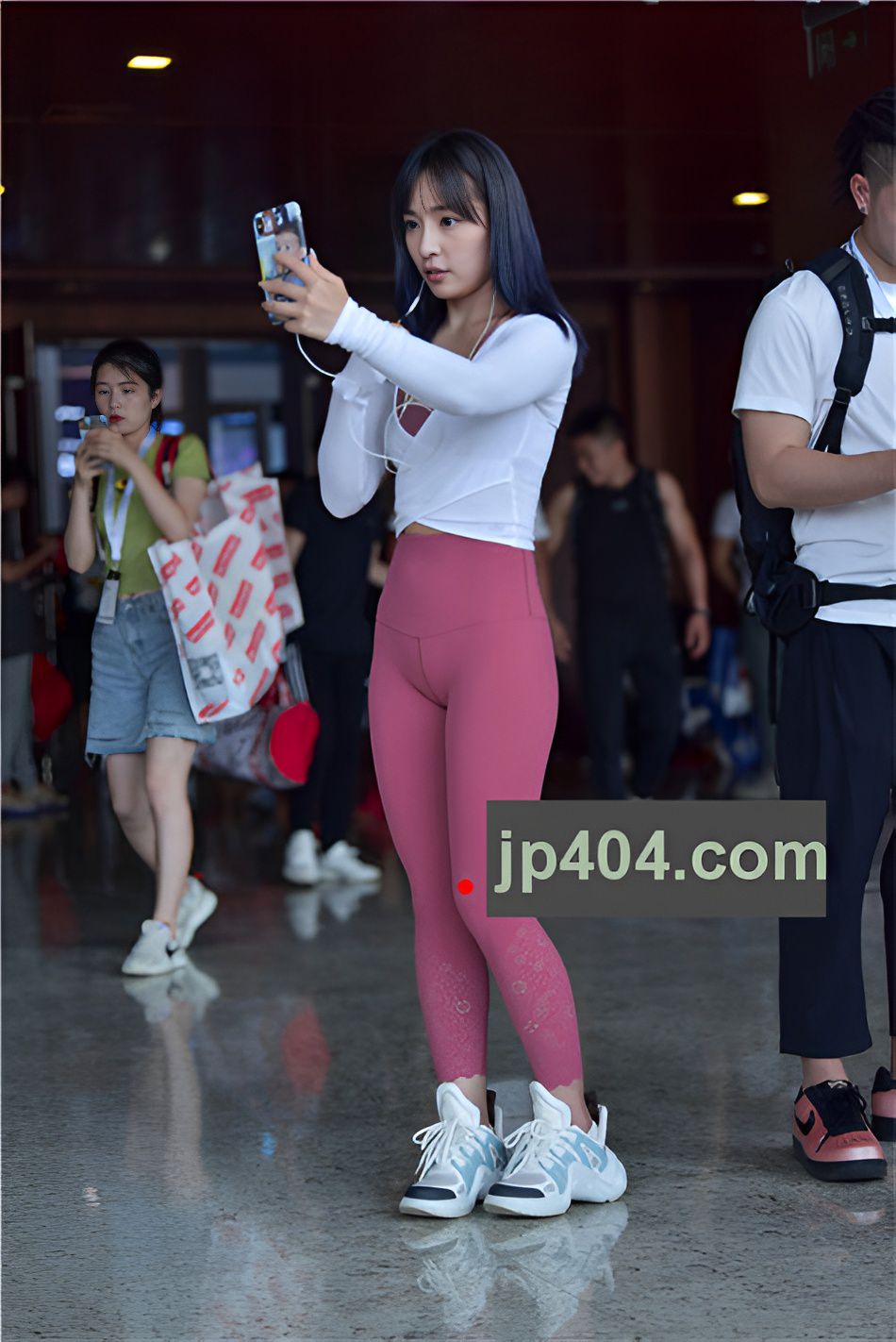 （套图）粉色紧身瑜伽裤美女(63P)[491M/JPG]