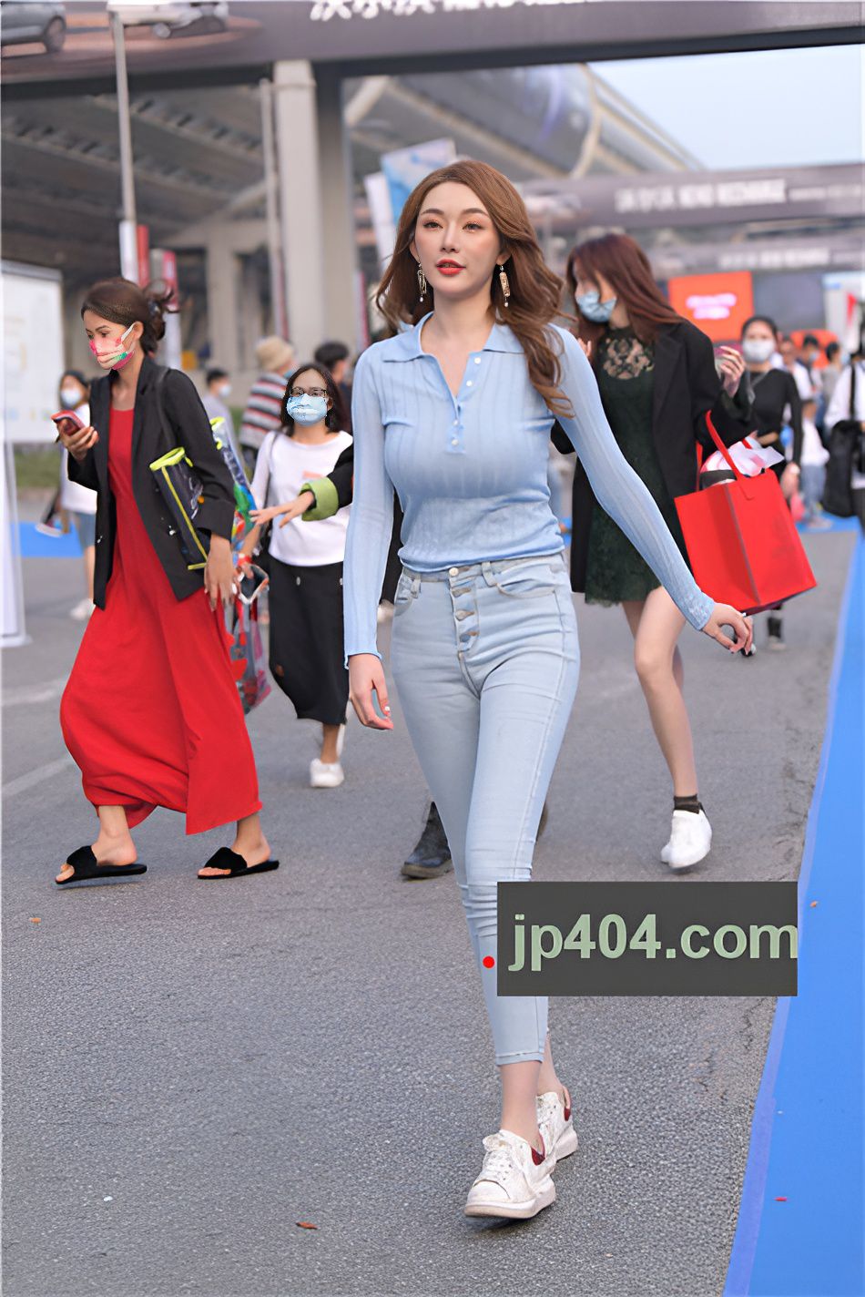 （套图）蓝色牛仔裤美女(79P)[1.77G/JPG]