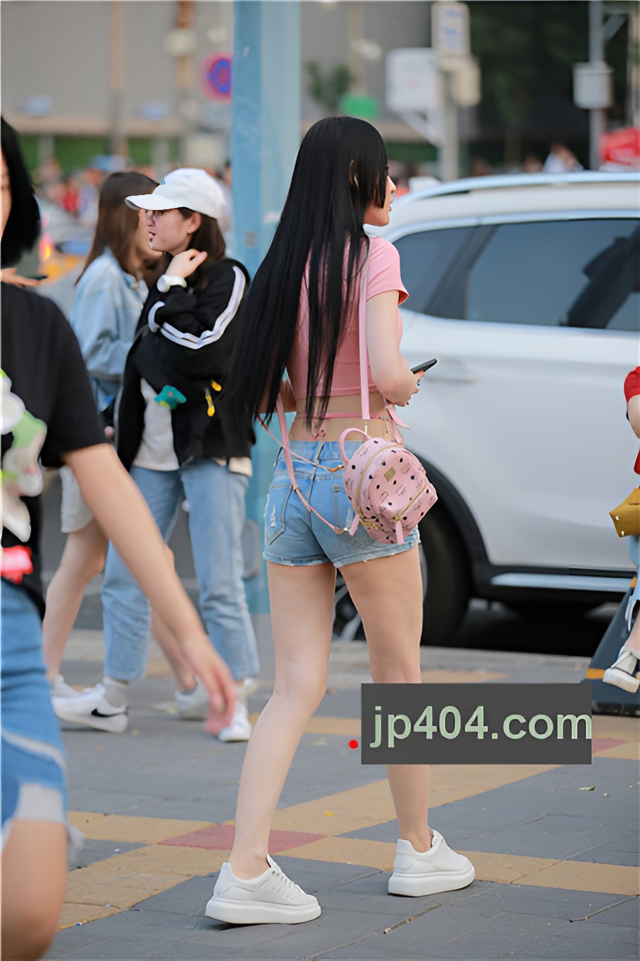 （套图）粉衣热裤小姐姐(55P)[572M/JPG]