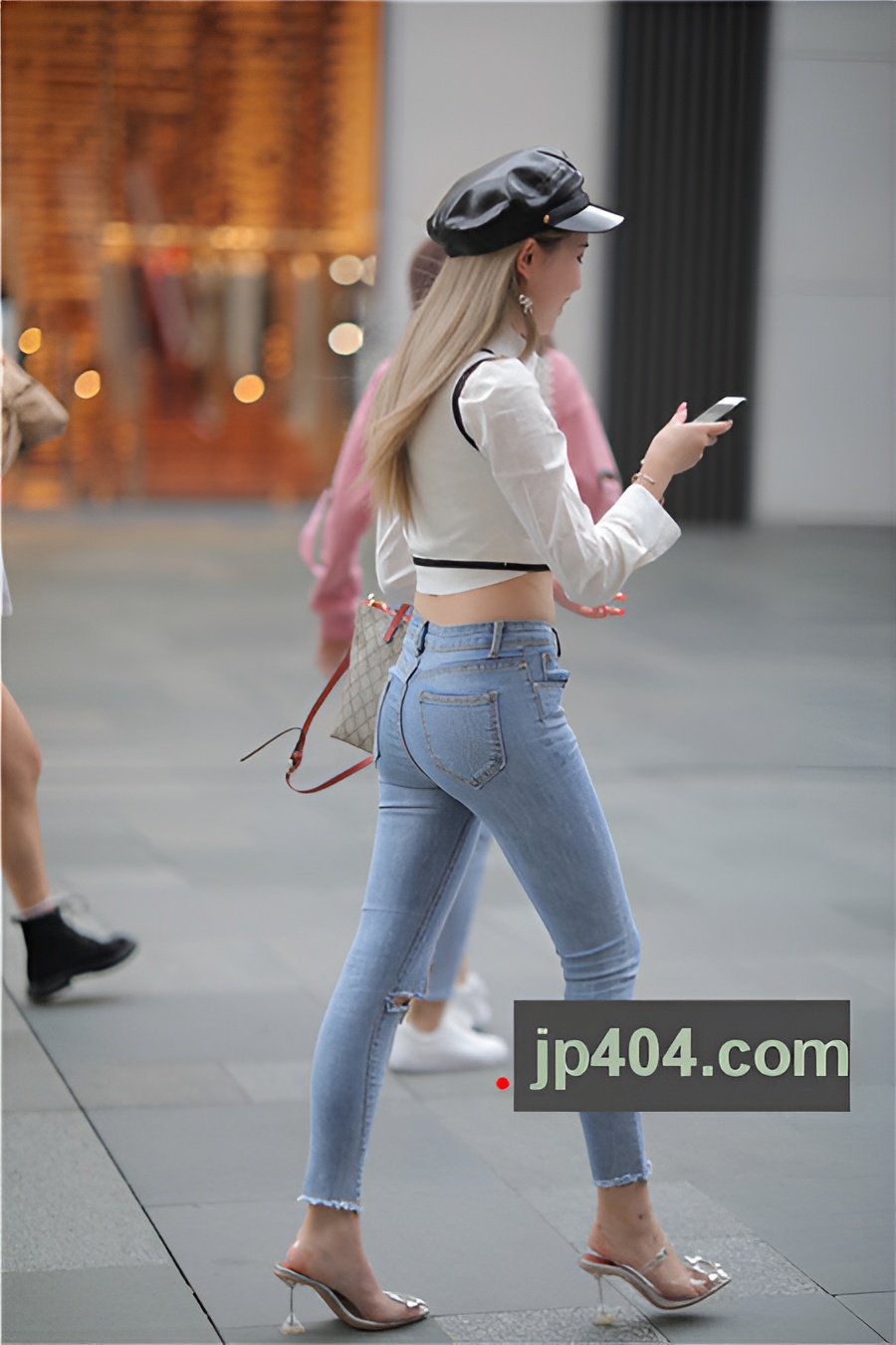 （套图）白嫩牛仔紧身裤小姐姐(45P)[349M/JPG]