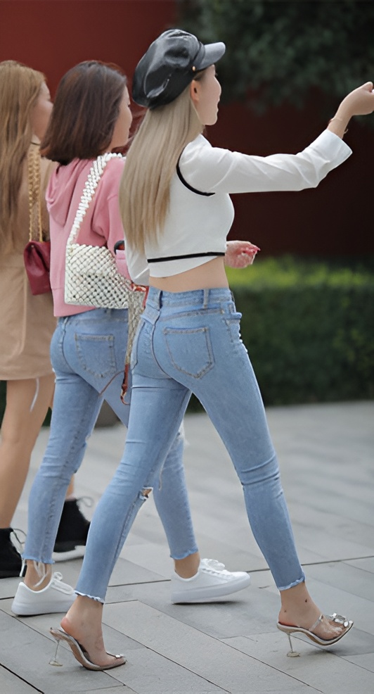 （套图）白嫩牛仔紧身裤小姐姐(45P)[349M/JPG]