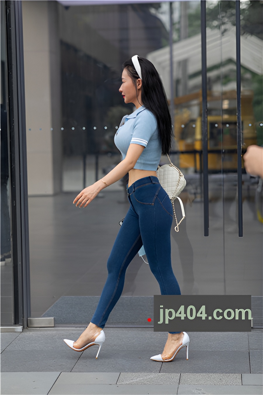 （套图）露腰牛仔紧身裤美眉(68P+1V)[1011M/JPG]