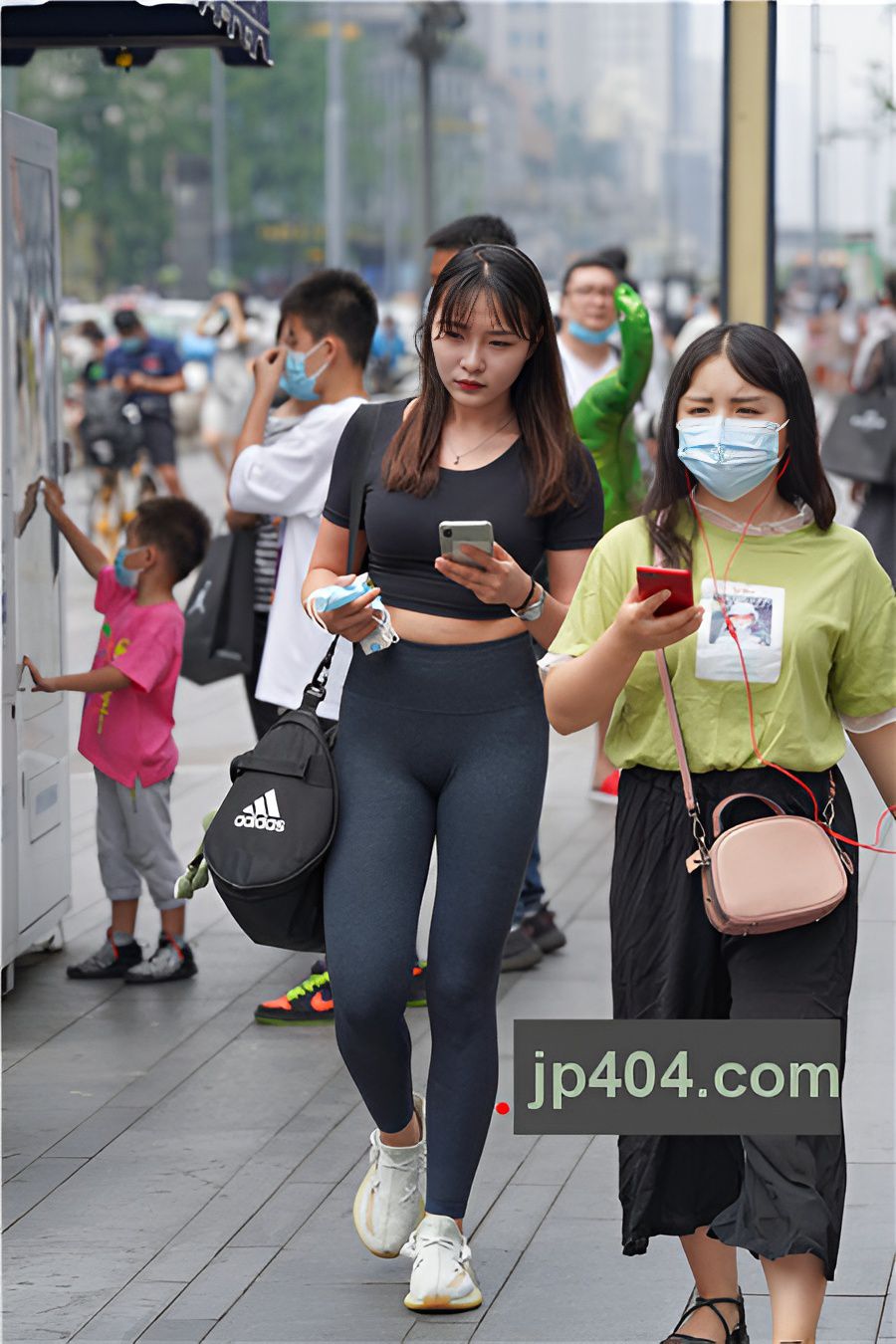 （套图）漂亮的丰腴紧身美女(85P)[1.08G/JPG]