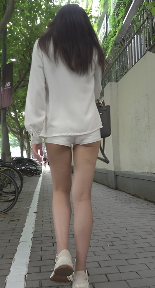 漂亮的白色短裤小月牙美女[1.78G/MP4]