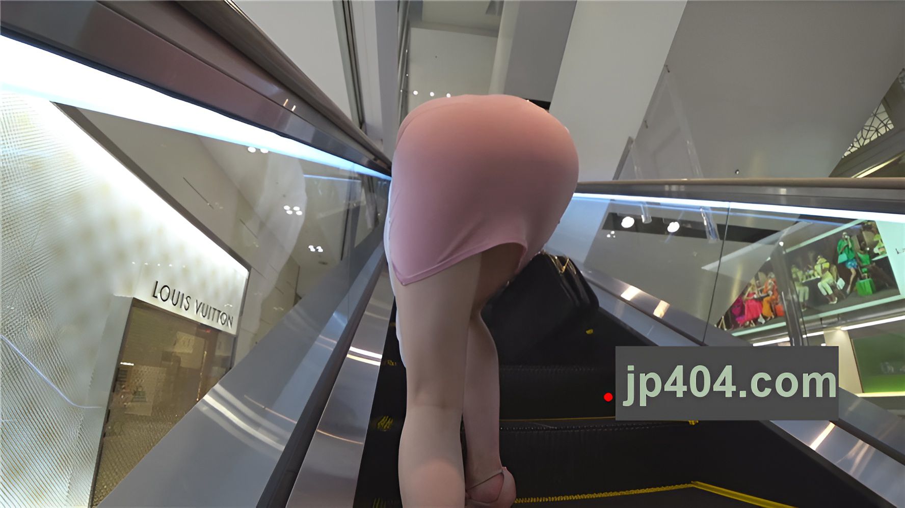 粉色包臀美眉[1.31G/MP4]