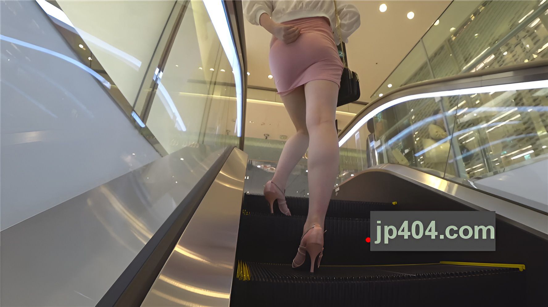 粉色包臀美眉[1.31G/MP4]