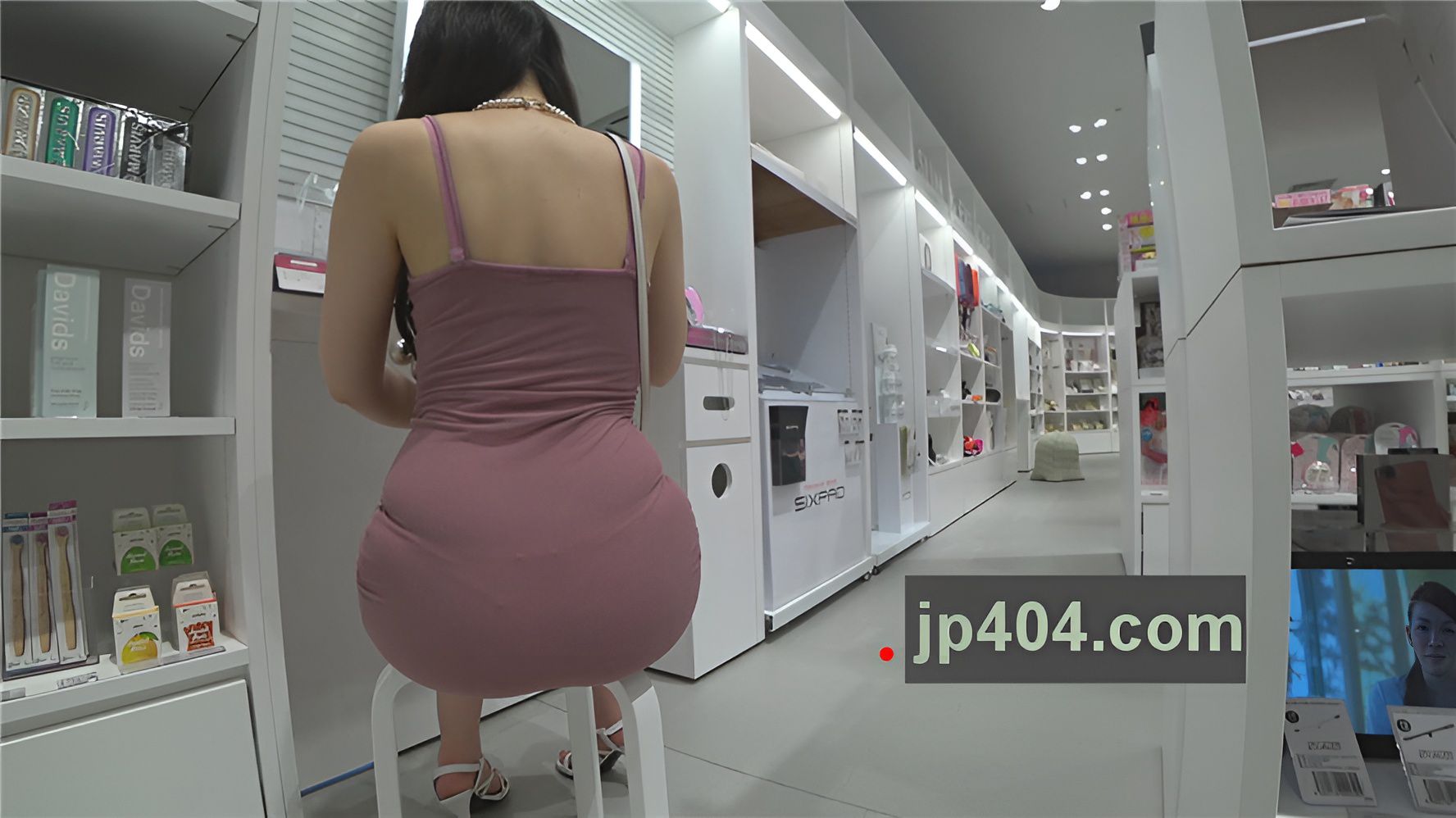 吊带紧身丰屯美女[1.36G/MP4]