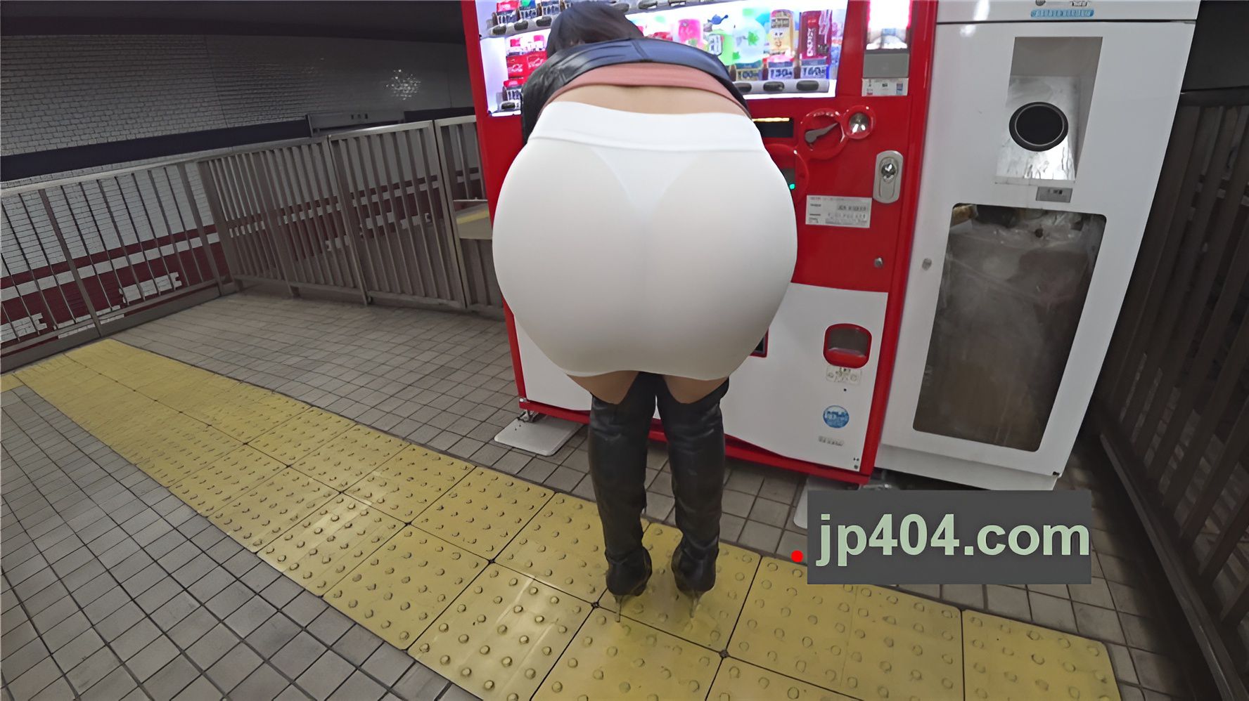 性感的白裙美眉[1.07G/MP4]