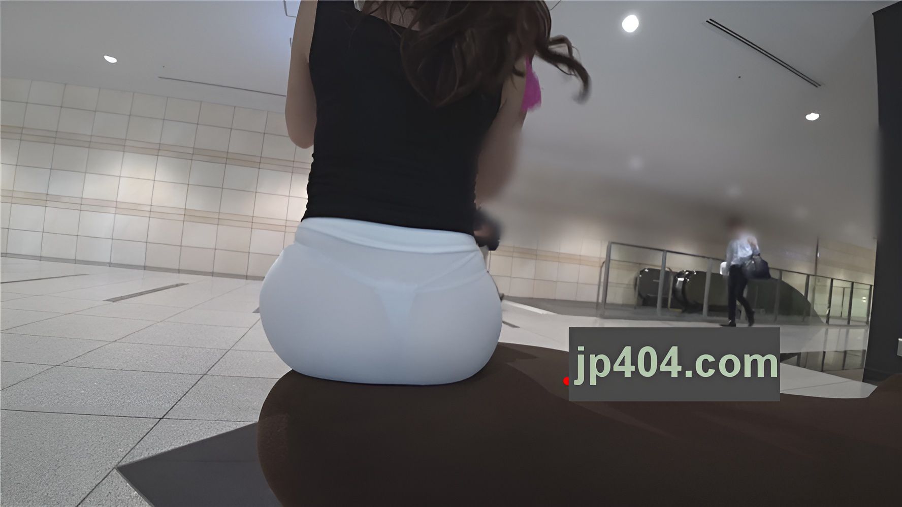 黑衣白裙饱满美屯OL[1.37G/MP4]