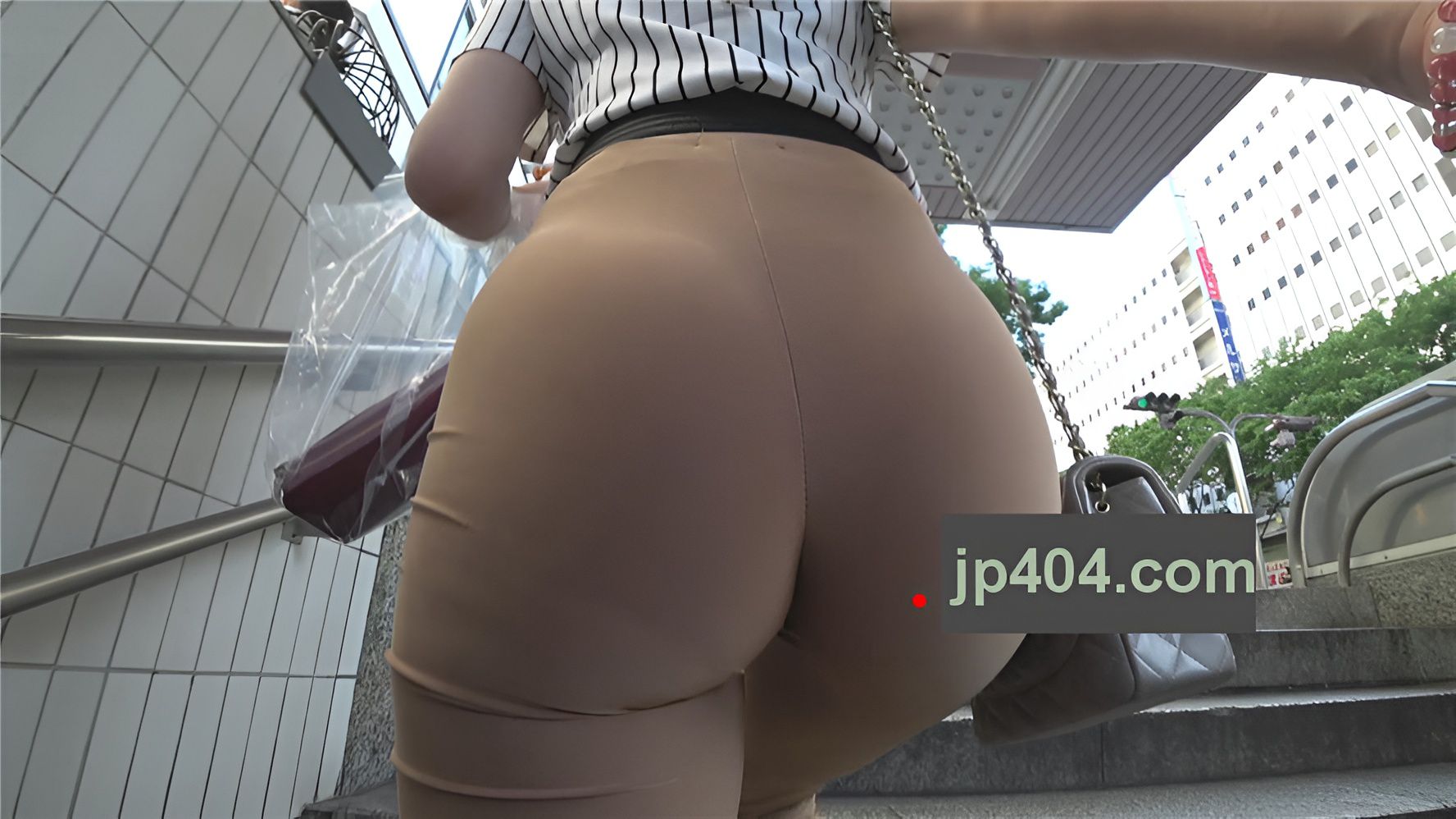 长腿紧身喇叭裤美眉[1.4G/MP4]