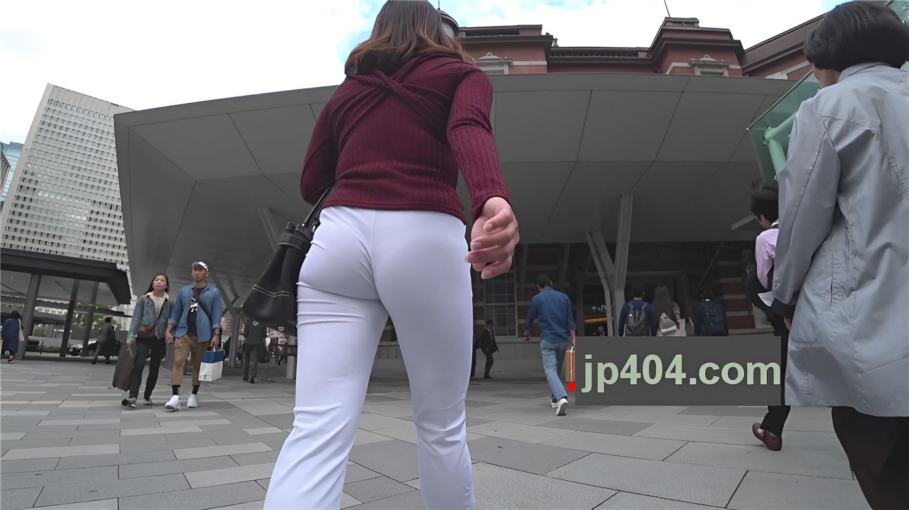 紧身白裤性感长腿高跟美妇[1.37G/MP4]