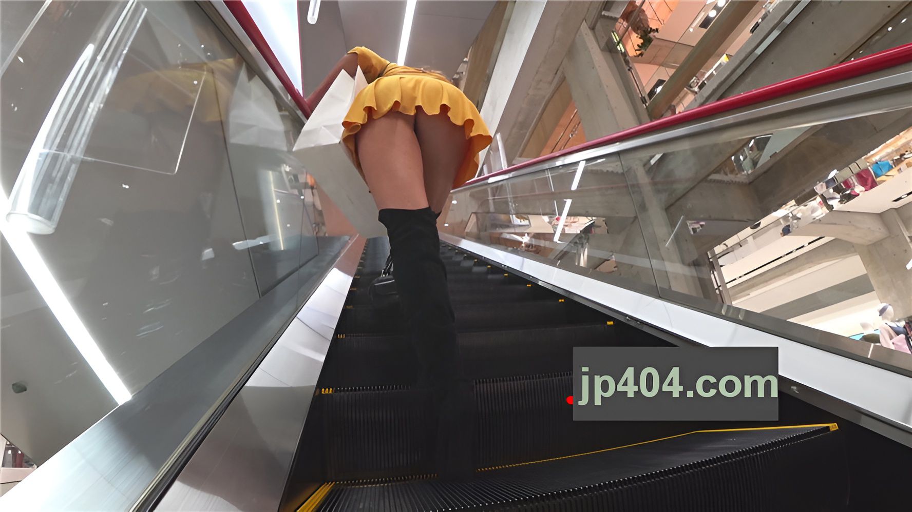 黄色连衣超短裙高靴高跟性感美女[1.39G/MP4]