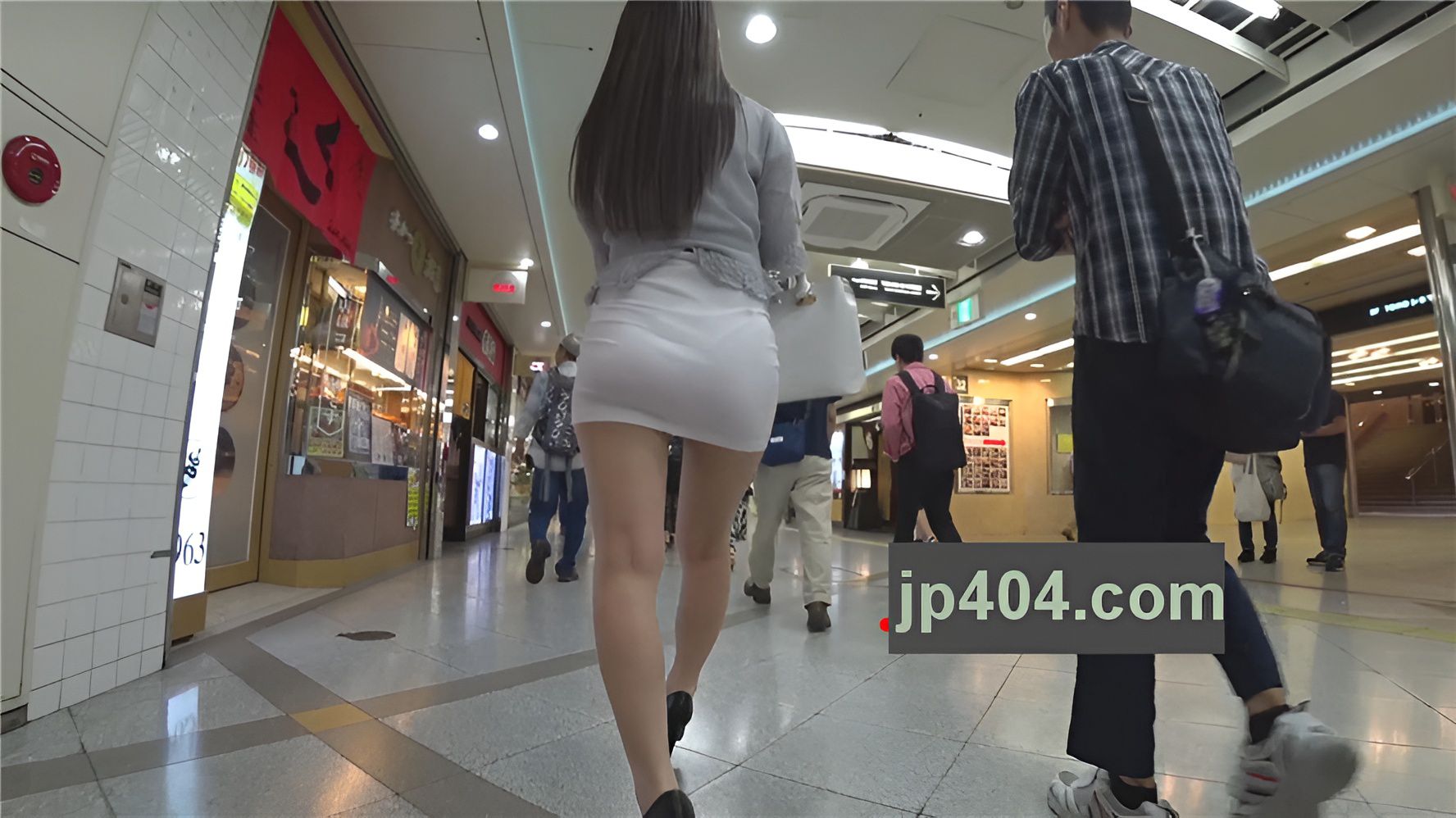 白色包臀长发妹子[1.35G/MP4]