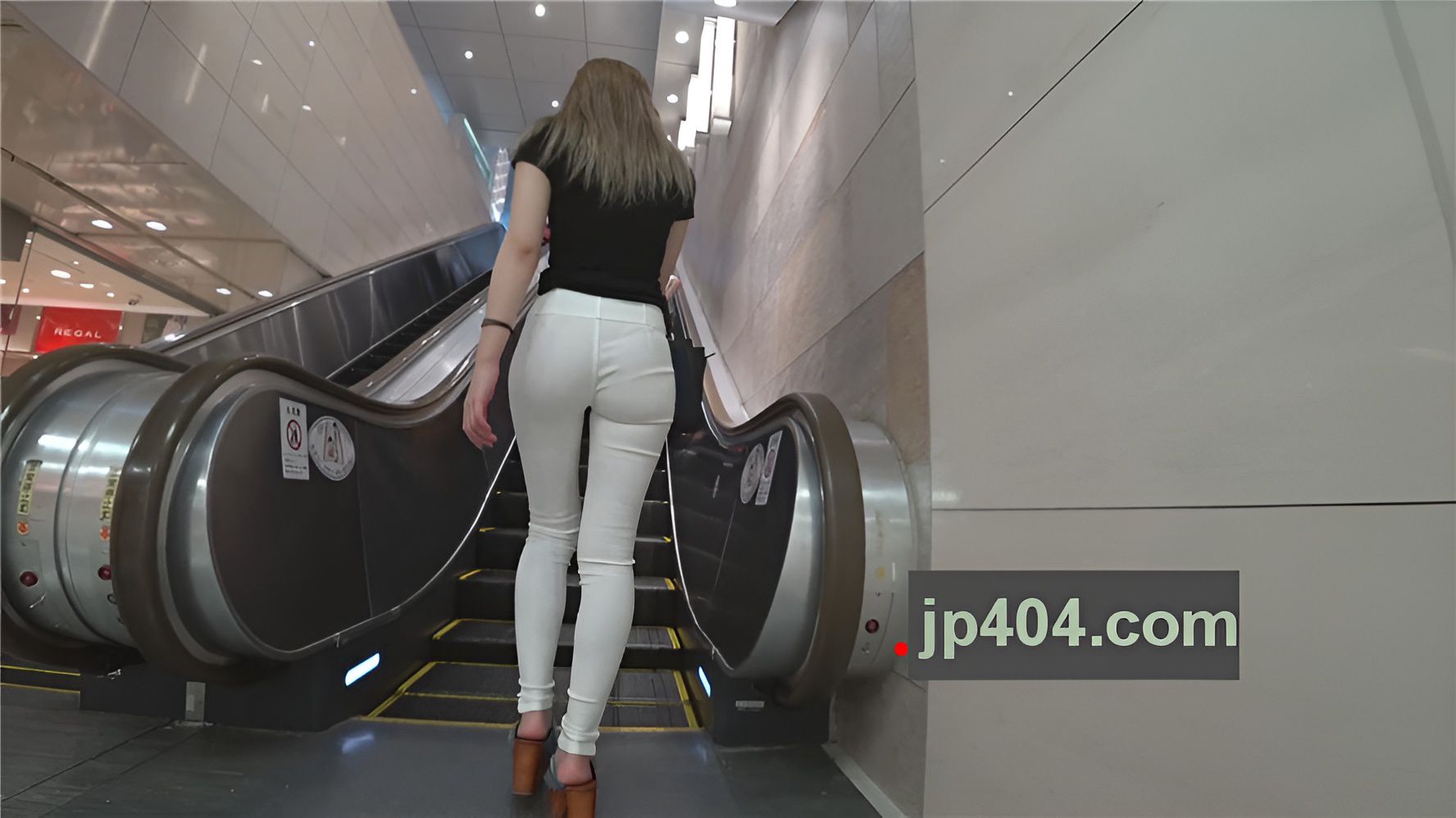 黑衣白紧裤美眉[1.27G/MP4]