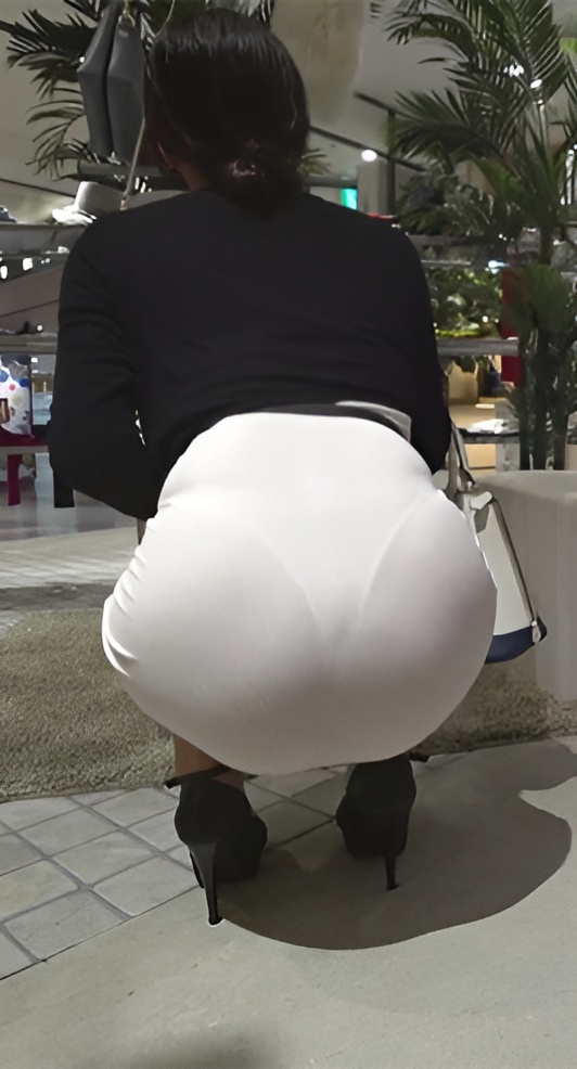 高腰紧身包臀白裙美眉[1.26G/MP4]