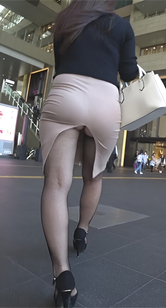 后开叉紧身包屯裙美女[1.4G/MP4]