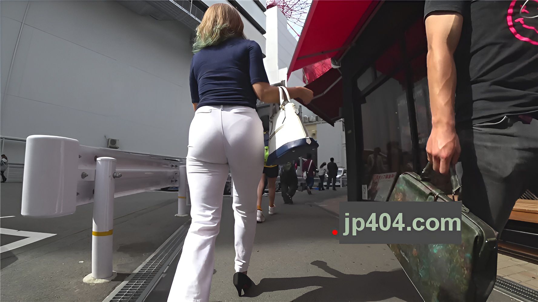 丰满的白色紧身裤美眉[1.43G/MP4]