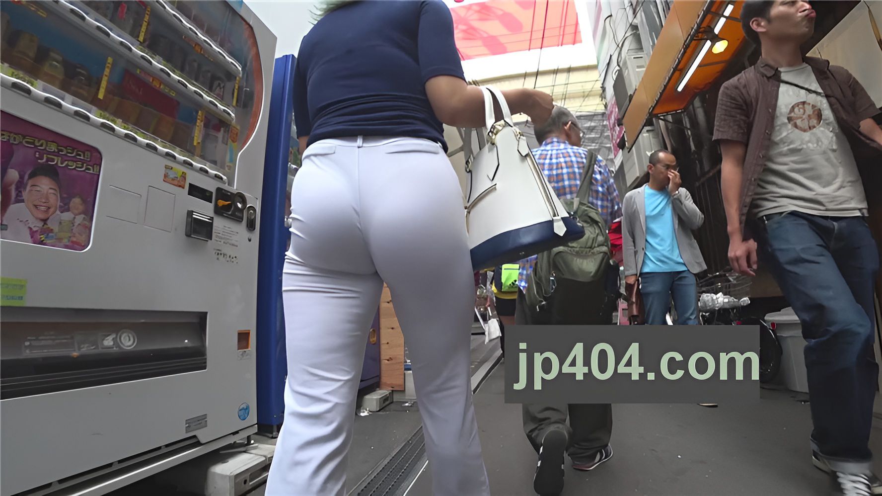 丰满的白色紧身裤美眉[1.43G/MP4]