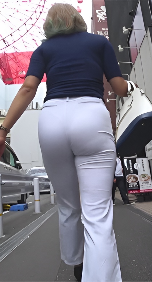 丰满的白色紧身裤美眉[1.43G/MP4]