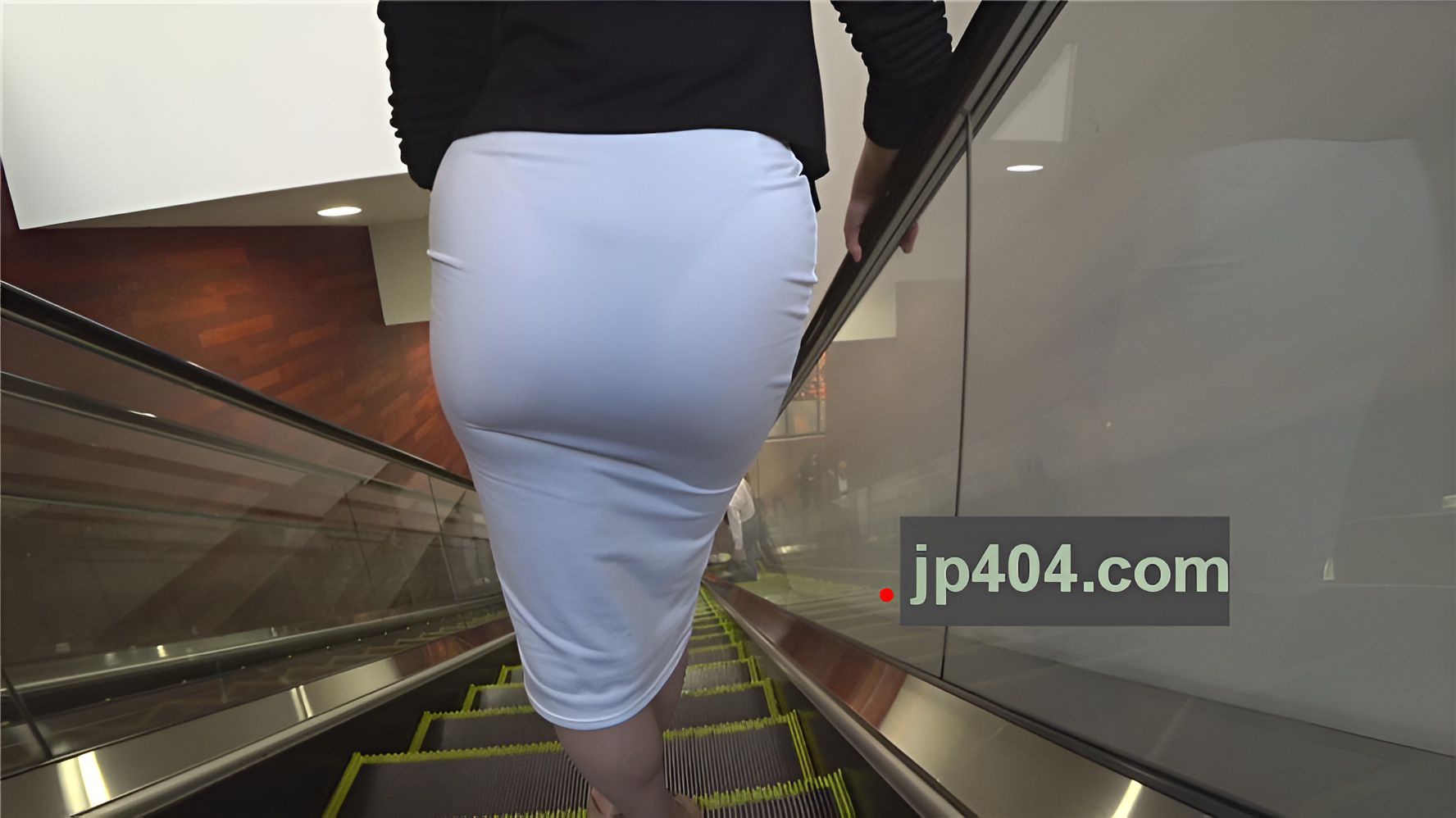 黑衣白色长裙美眉[1.16G/MP4]