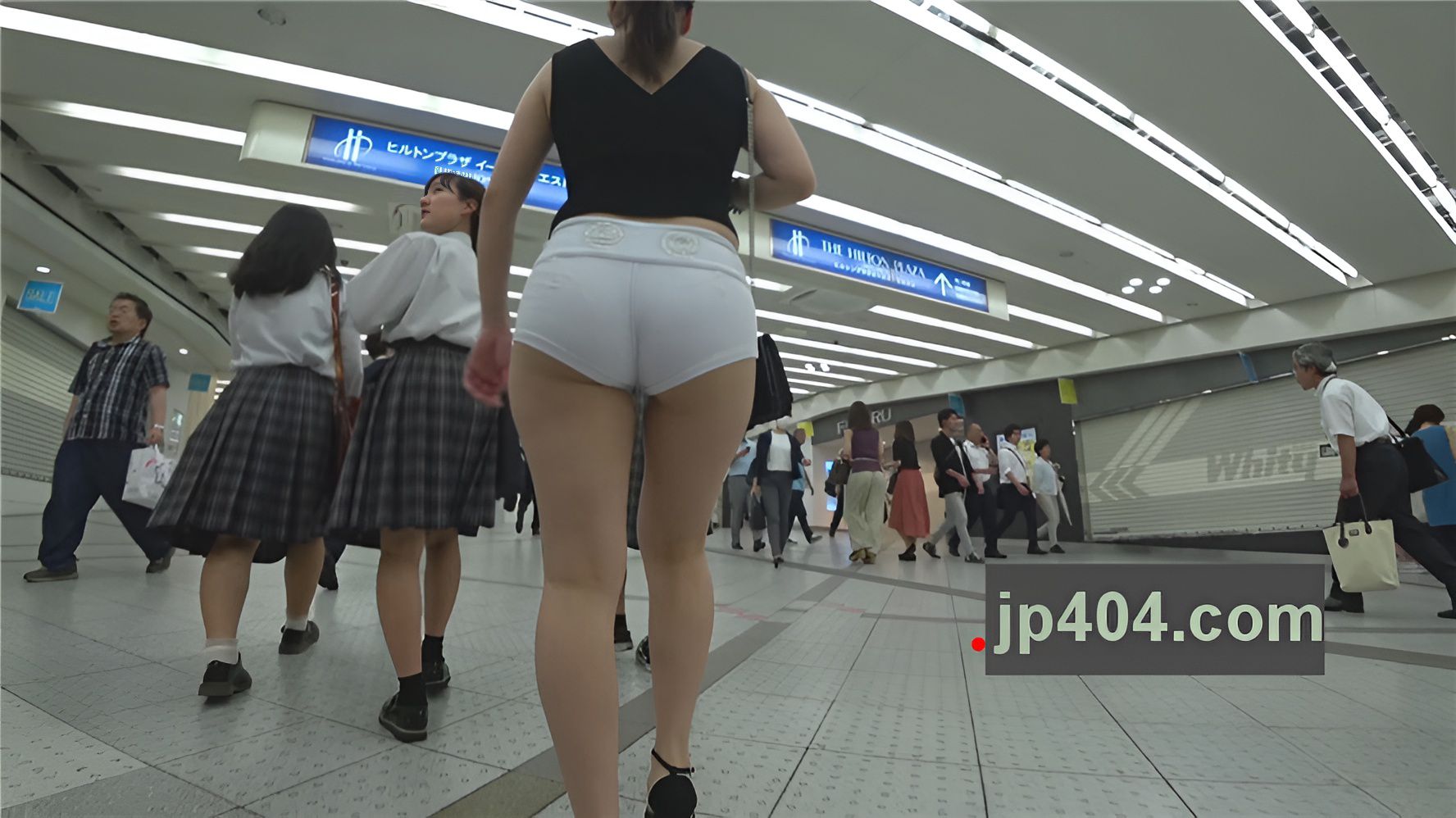 白色紧绷热裤美女[1.23G/MP4]