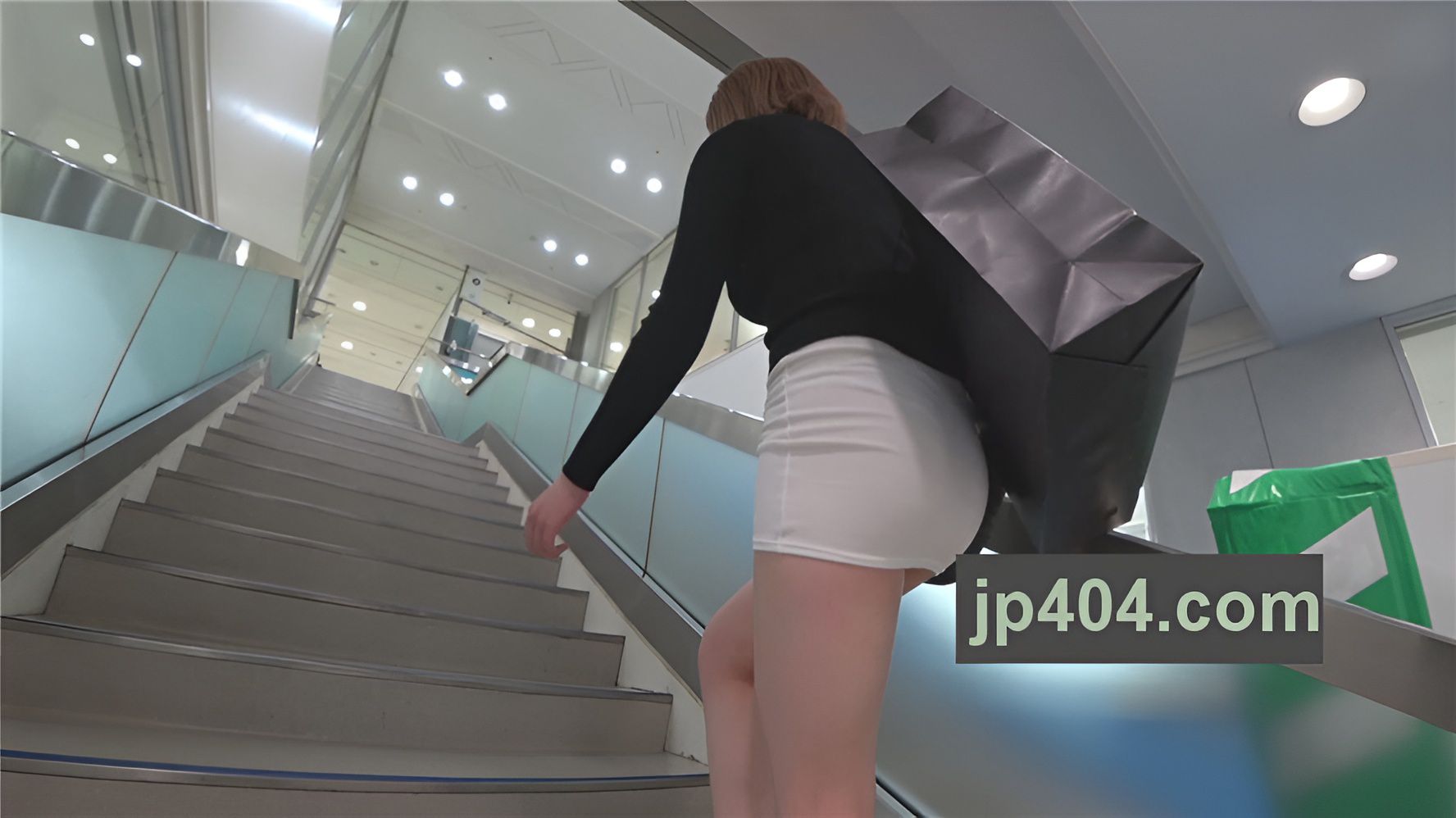 白裙短发美眉[1.39G/MP4]