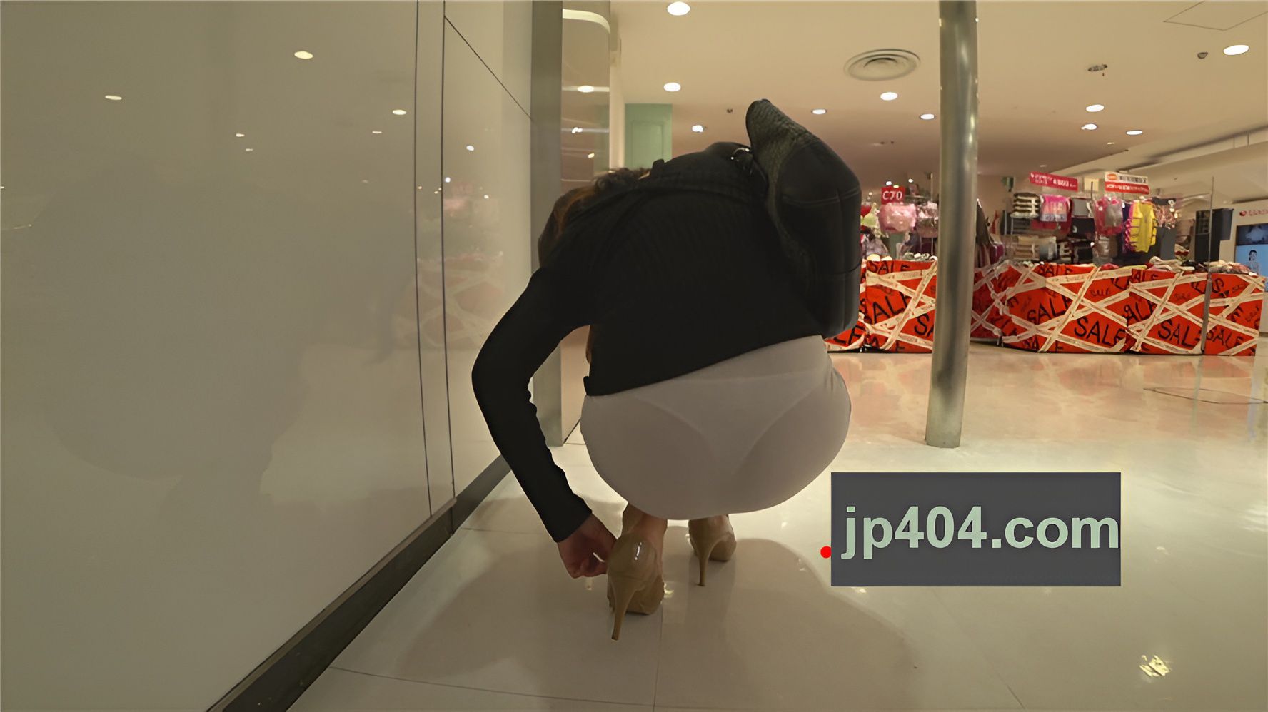 白色包屯紧身圆润妹子[1.2G/MP4]