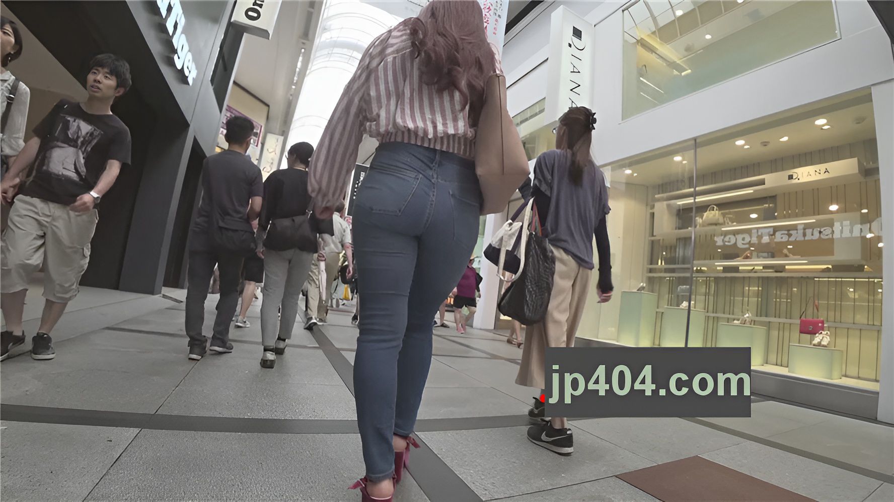 街拍紧绷的牛仔裤圆润美女[1.22G/MP4]