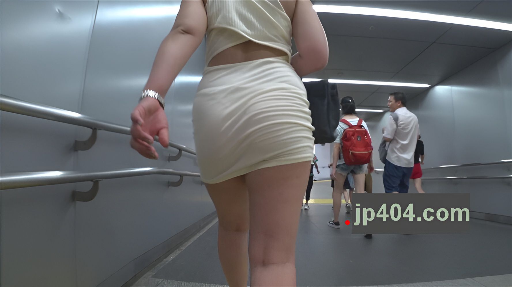 连衣黄发妹子[1.42G/MP4]