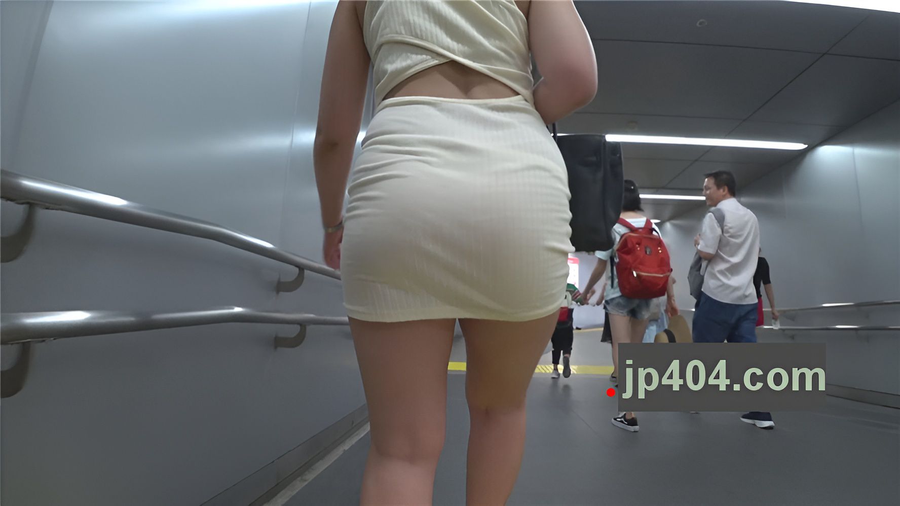 连衣黄发妹子[1.42G/MP4]