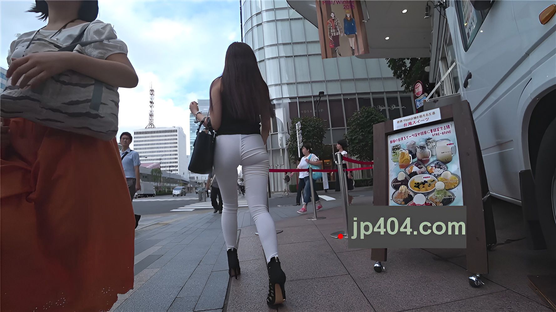 黑色高跟紧身白裤美女[1.4G/MP4]