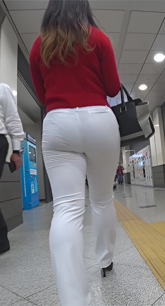 红衣白紧裤美妇[1.36G/MP4]