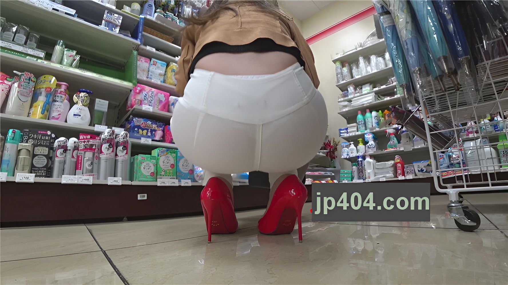 白色紧身裤美屯美眉[1.39G/MP4]