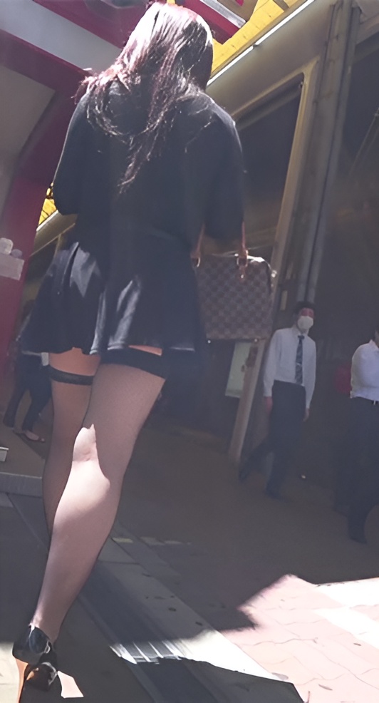 黑色短裙美眉[1.44G/MP4]