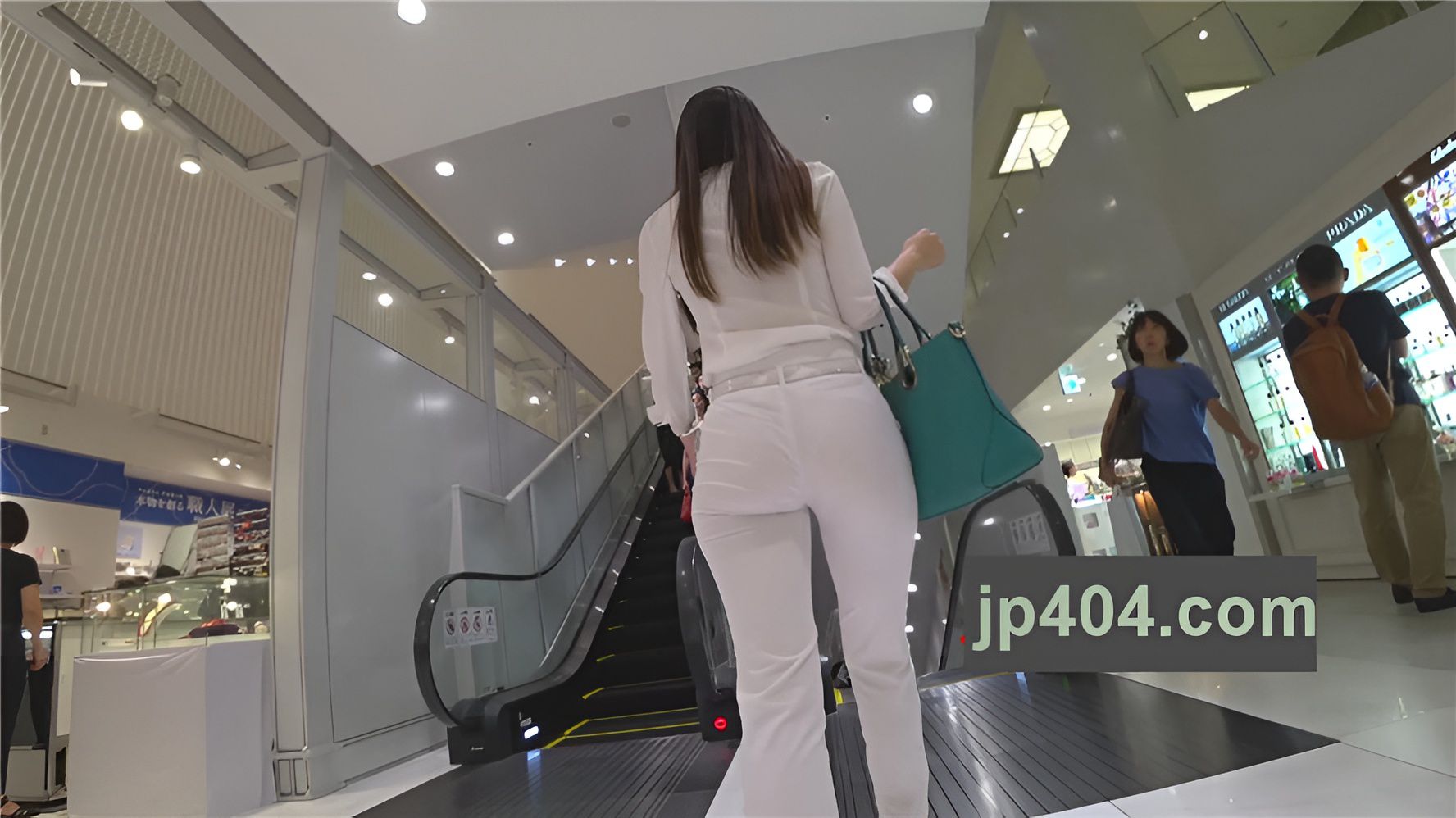 白色紧身裤美女[1.32G/MP4]