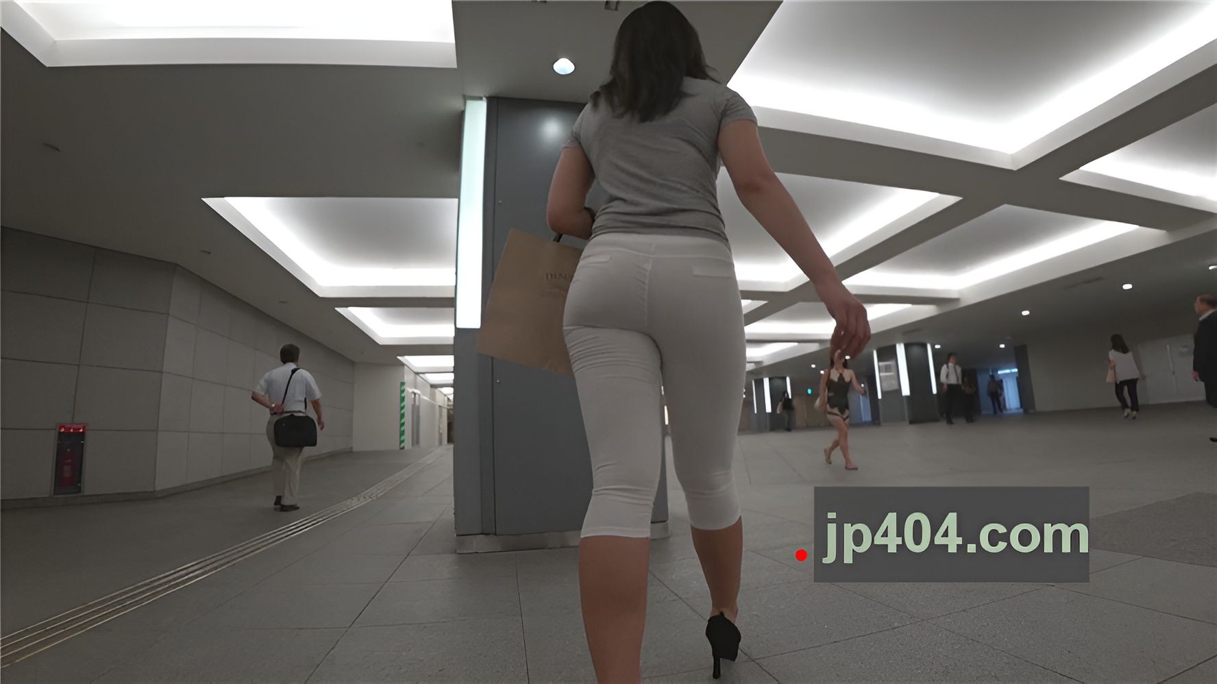 白色紧身七分裤性感美人[1.15G/MP4]