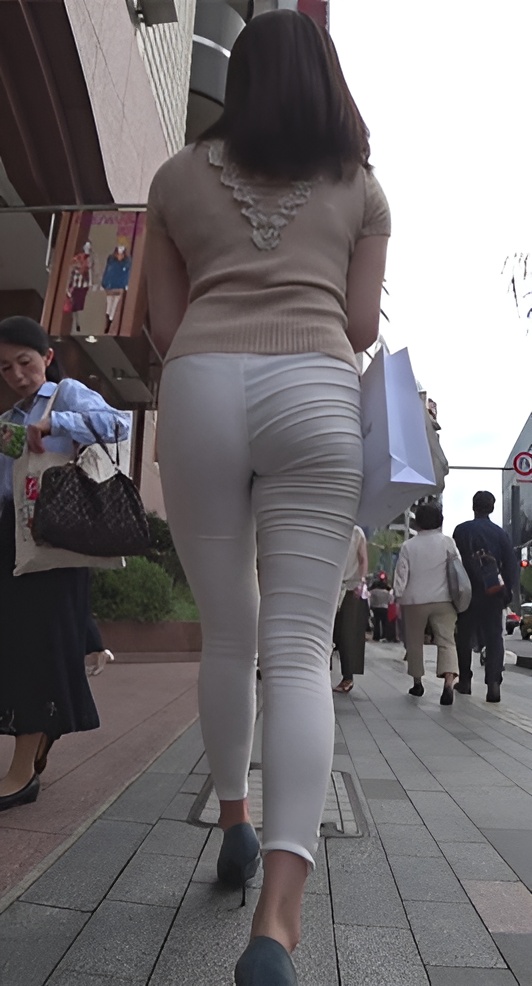 白色紧身裤美妇[1.23G/MP4]