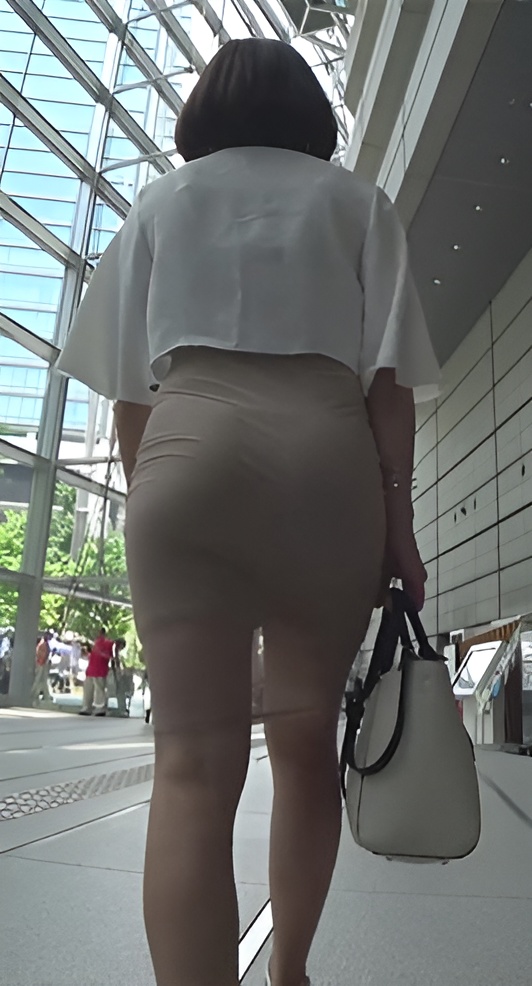 紧身包臀裙丰腴美眉[1.19G/MP4]