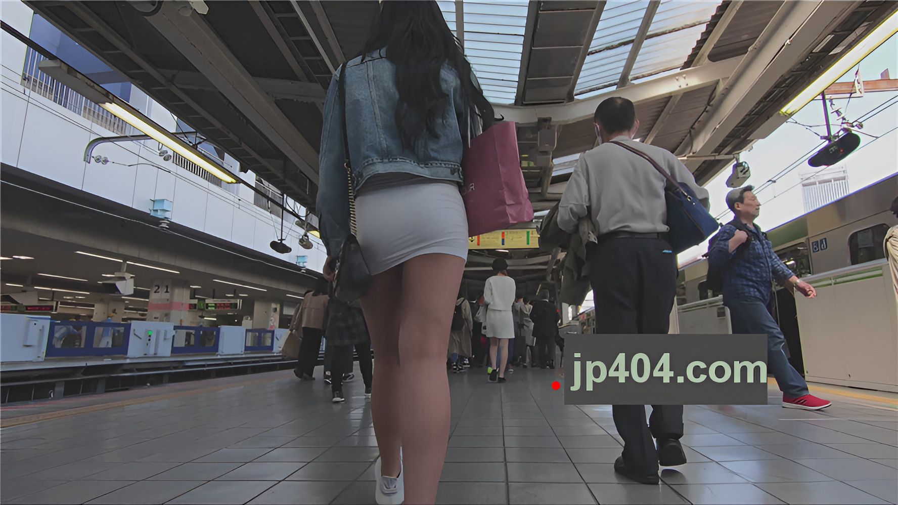 极品长发白色包臀裙美女[1.15G/MP4]